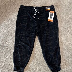 🏷 Kirkland joggers